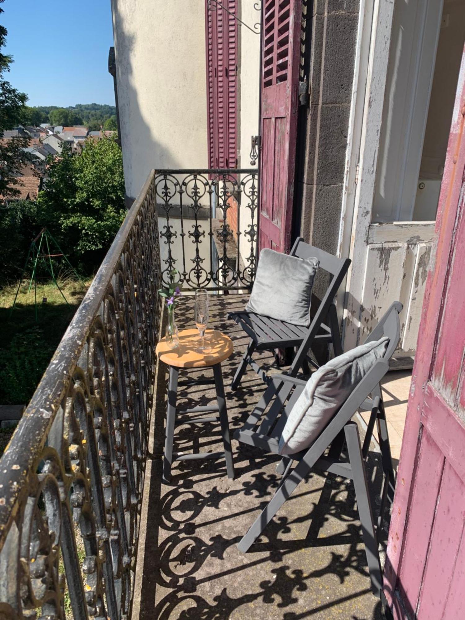 Le Chateau Giat Exterior photo